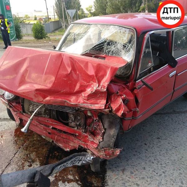 В Мариуполе при столкновении «смяло» ВАЗ: водителя забрала «скорая»
