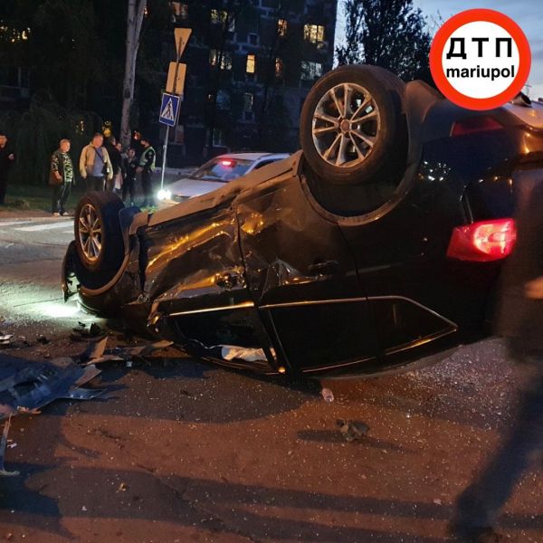 В Мариуполе столкнулись три легковушки: от удара машину перевернуло на крышу