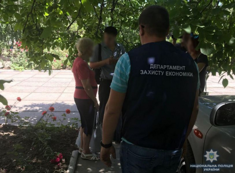 Сотрудница Пенсионного фонда в Мариуполе требовала взятку от переселенца (ФОТО)