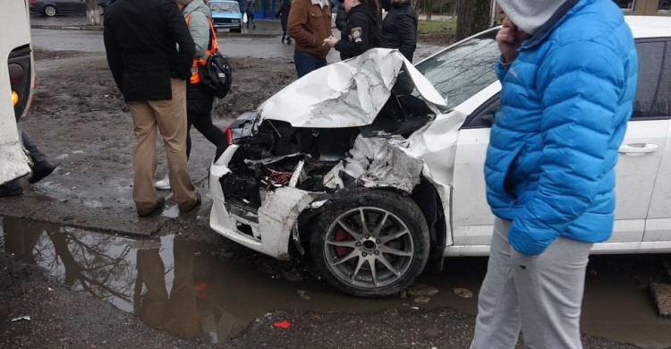 Маневр не удался: в Мариуполе автомобиль столкнулся с автобусом (ФОТО)
