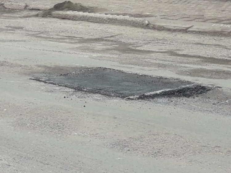 В Мариуполе стартовал ямочный ремонт дорог (ФОТО)