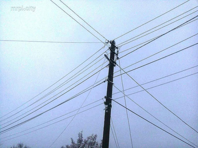 В Мариуполе электрический провод перекрыл проезжую часть (ФОТО)