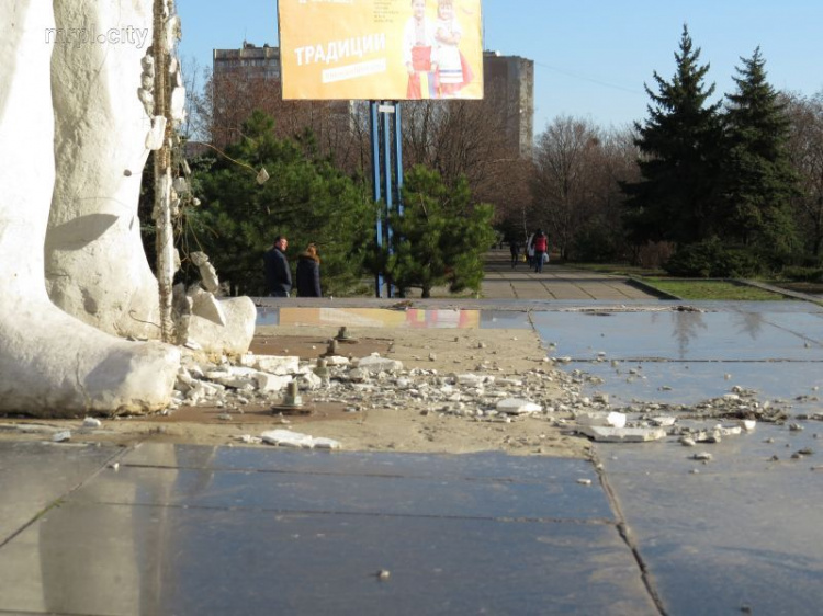 Повреждён памятник, установленный полком «Азов» в Мариуполе (ФОТОФАКТ)