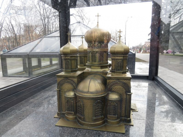 В центре Мариуполя под защиту прозрачного саркофага спрятали 3-D модель храма (ФОТОФАКТ)