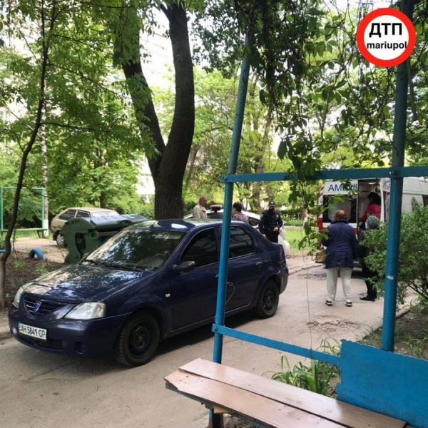 Во дворе Мариуполя автомобиль сбил 78-летнюю женщину: пострадавшая в больнице (ФОТО 18+)