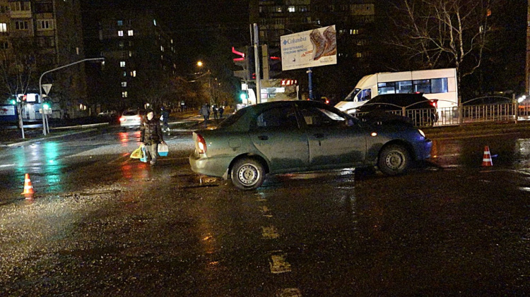 В Мариуполе в ДТП с участием полицейского автомобиль едва не врезался в остановку