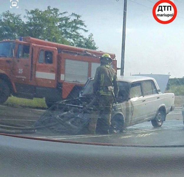 В Мариуполе на ходу загорелась легковушка (ФОТО)