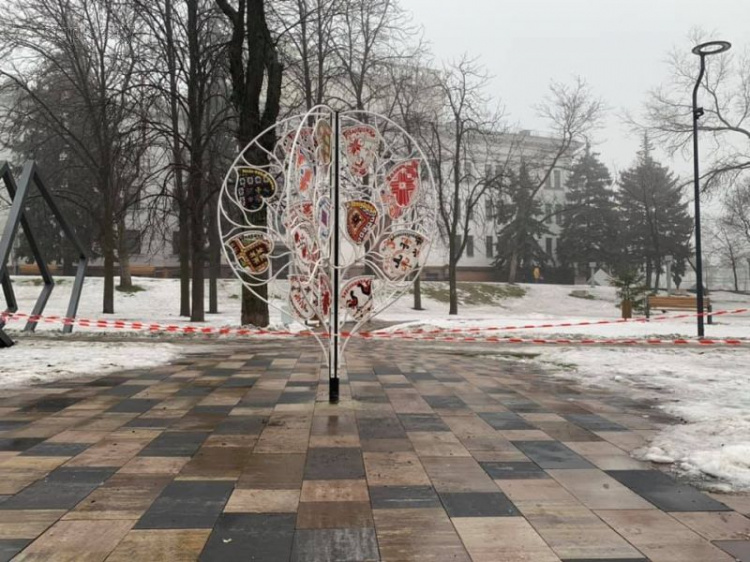 На Театральную площадь вернули объединяющую достопримечательность Мариуполя (ФОТО+ВИДЕО)