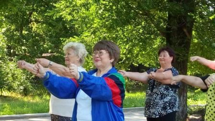 Мариупольские пенсионеры занимаются спортом на свежем воздухе (ФОТО)