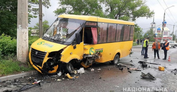 На Донетчине иномарка столкнулась с «маршруткой»: водитель автомобиля погиб, пассажиры пострадали (ФОТО)