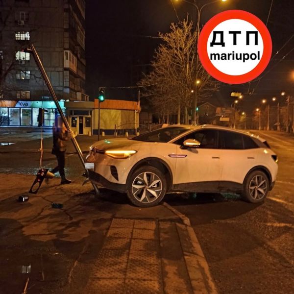 Автомобиль снес пешеходный светофор в Мариуполе