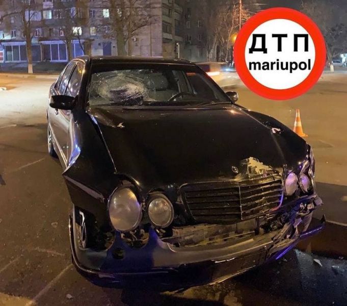 Опрокинулся от удара: в Мариуполе «ВАЗ» влетел в «Mercedes»