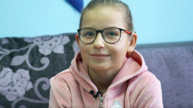 «Ми плакали — наша дитина почула звуки!»: Дарина з Харківщини отримала сучасні слухові апарати від Фонду Ріната Ахметова