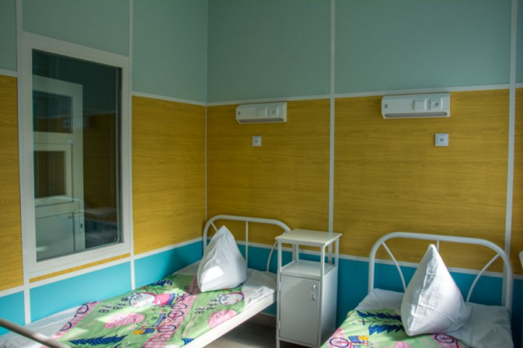 Палаты европейского уровня: в Мариуполе завершили ремонт детского инфекционного отделения № 2