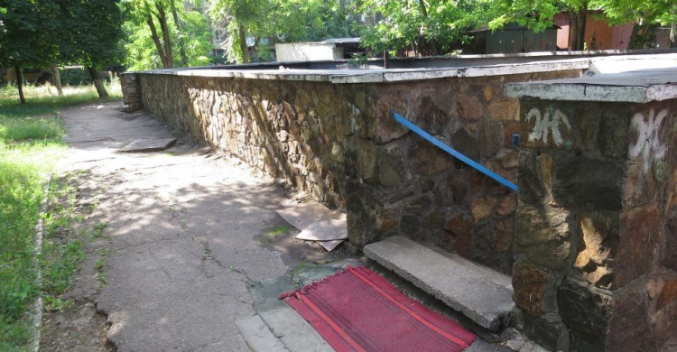 В Мариуполе открыт подземный туалет советских времен с красной ковровой дорожкой (ФОТОФАКТ)