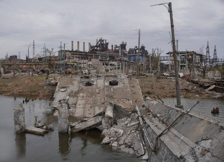 Росіяни зруйнували Пост-міст у Маріуполі: діставатися до 