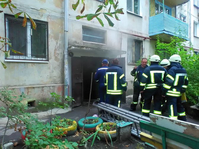 Из-за пожара в мариупольской многоэтажке эвакуировали жильцов (ФОТО)