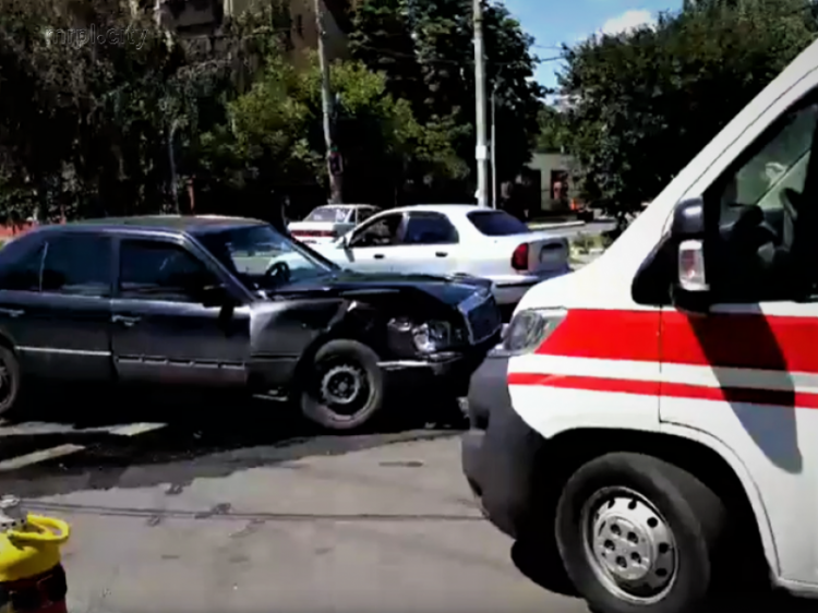 Авария на перекрестке в Мариуполе. Приехало две скорых