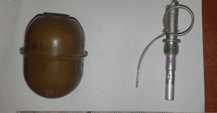 Мариуполец на берегу Азовского моря нашел гранату (ФОТО)