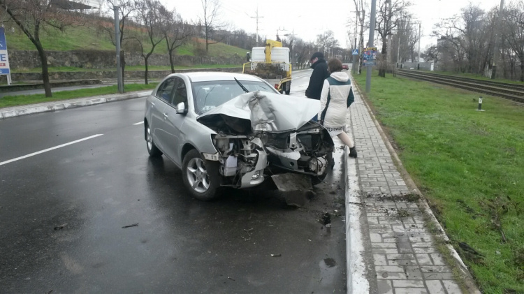 В Приморском районе Мариуполя автомобиль протаранил дерево (ФОТО)