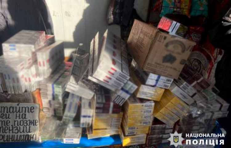 Сотни литров незаконного алкоголя и килограммы табака изъяли из торговых точек в Мариуполе