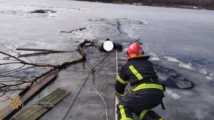 Рыбак провалился под речной лед в Донецкой области