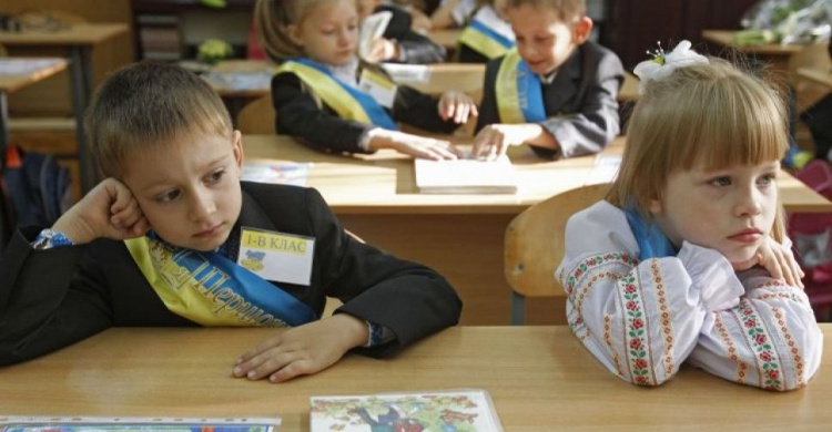 Из-за карантина учебный год в Украине могут продлить.  Будут ли учиться дольше мариупольские школьники?