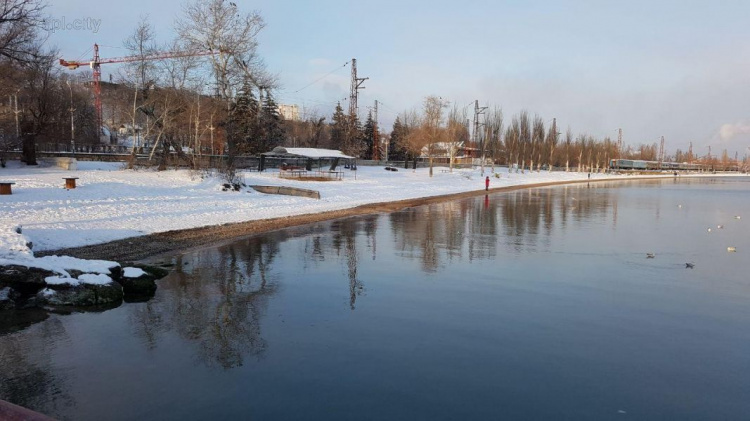 Мариупольцы в мороз отправились отдыхать на пляж (ФОТОФАКТ)