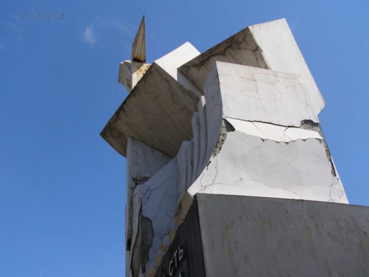 В Мариуполе юбилейный памятник нуждается в реставрации (ФОТО)