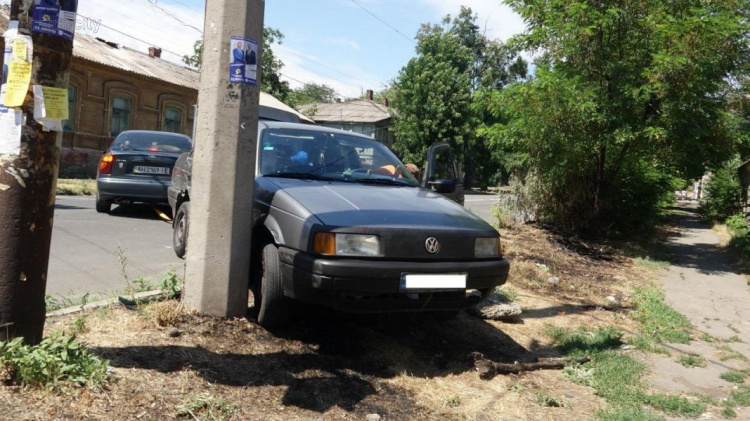 Очередные ДТП в Мариуполе: В результате одной из аварий авто слетело с дороги в западню (ФОТО)