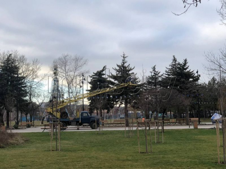 Мариупольский парк готовят к новогодним праздникам (ФОТОФАКТ)