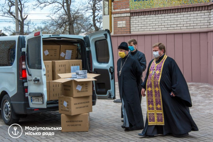 Фонд Вадима Новинского передал мариупольским храмам защитные маски (ФОТО)