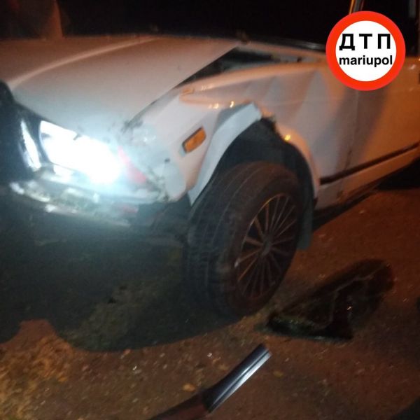 В Мариуполе водитель «ВАЗа» врезался в «Lexus» и сбежал