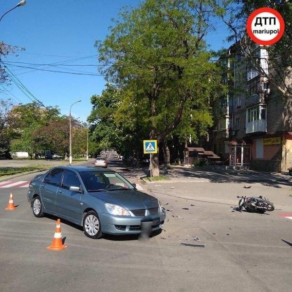 В Мариуполе в аварии пострадал 79-летний водитель мопеда (ФОТО)