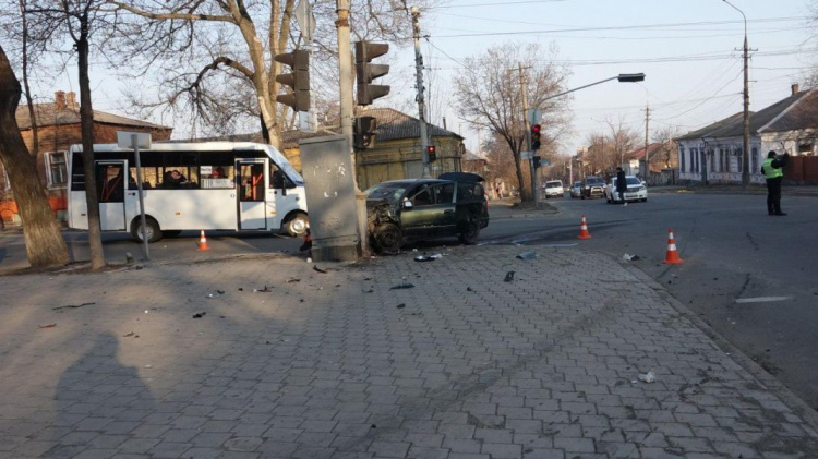 В центре Мариуполя автомобиль «влетел» в столб: есть пострадавшие (ФОТО)