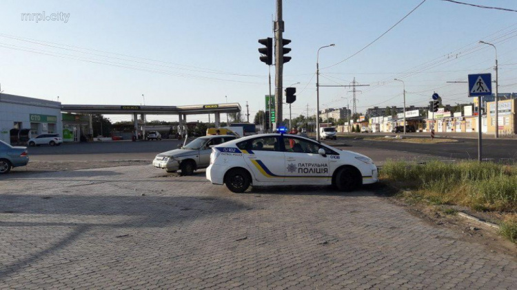 В Мариуполе грузовик врезался в автомобиль с детьми (ФОТО)