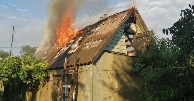 В частном секторе Мариуполя вспыхнул пожар
