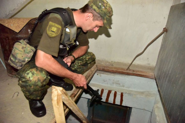 Мариупольские школы перед началом учебного года проверяют взрывотехники кинологи (ФОТО)