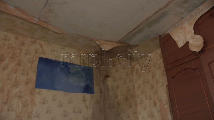 В Мариуполе к дождям не успели перекрыть крышу. Кто восстановит затопленные квартиры?