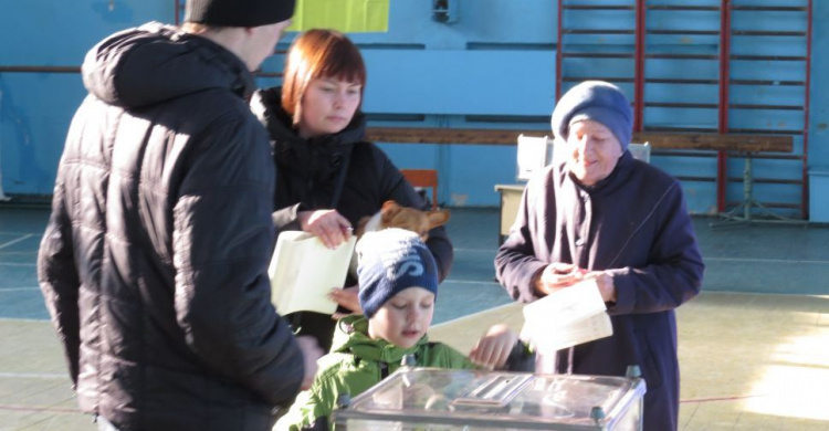 Выборы: Проголосовало более 15 % горожан, в Мариуполе обнаружены первые нарушения (ФОТО)
