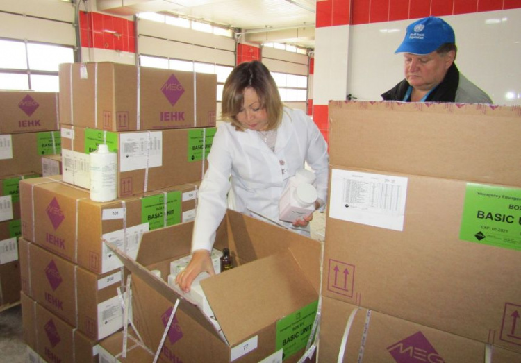 ВОЗ передала спасателям в Мариуполе медицинские наборы для помощи жителям «серой зоны» (ФОТО+ВИДЕО)