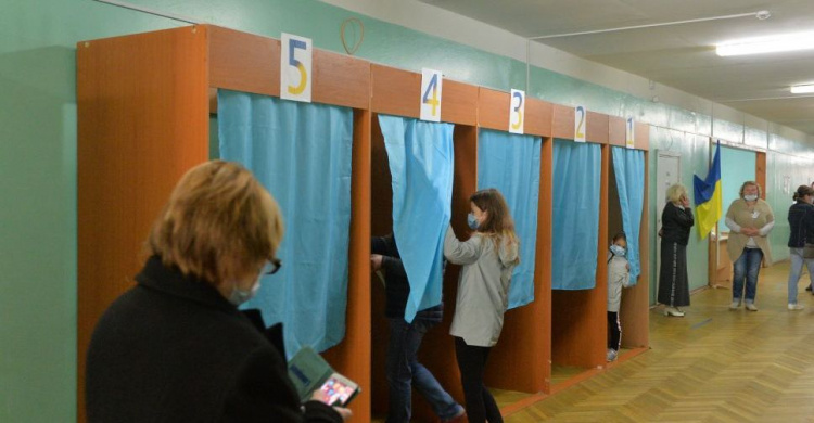 До закрытия участков чуть больше часа. Как голосуют на местных выборах в Украине?