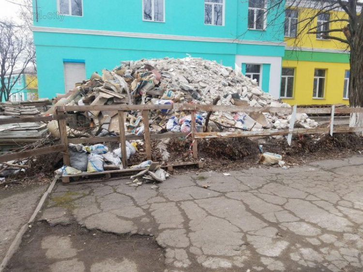 В Мариуполе во дворе городской больницы накопились горы строительного мусора (ФОТОФАКТ)
