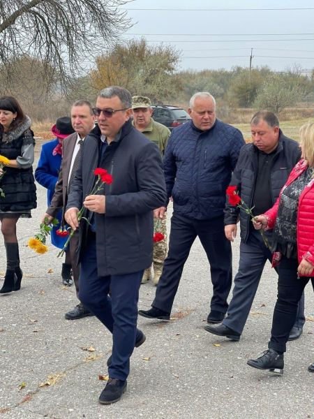 В Мариупольском поселке установили памятник погибшим во Второй мировой войне