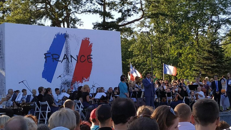 Мимы, живопись и джаз: как в Мариуполе празднуют День Франции (ФОТО+ВИДЕО)