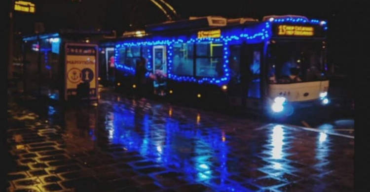В Мариуполе появился первый новогодний транспорт (ФОТО)