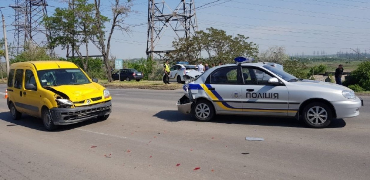 В Мариуполе ДТП с полицейским автомобилем: есть пострадавшие (ФОТОФАКТ)