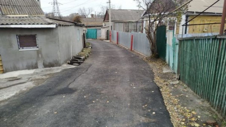 В частном секторе Мариуполя обновили «убитое» дорожное покрытие