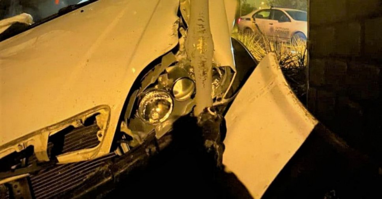 Дорожно-пьяное происшествие: в Мариуполе автомобиль выехал на спуск и едва не протаранил газовую трубу (ДОПОЛНЕНО)