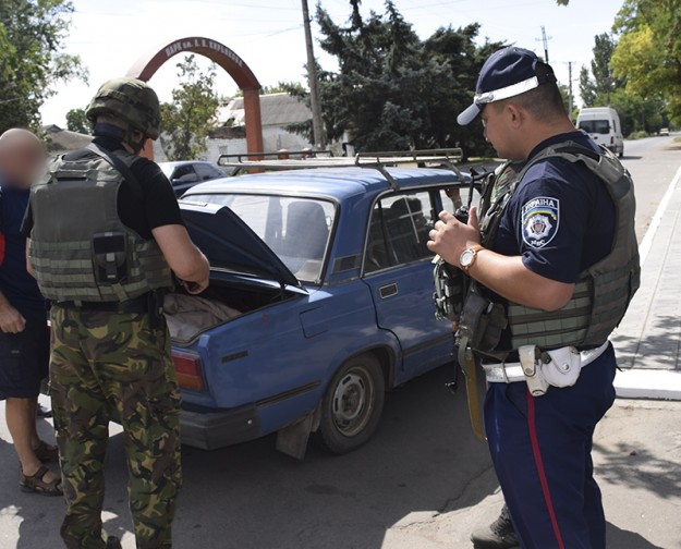 Под Мариуполем прошла спецоперация с задержанием десятков правонарушителей (ФОТО)